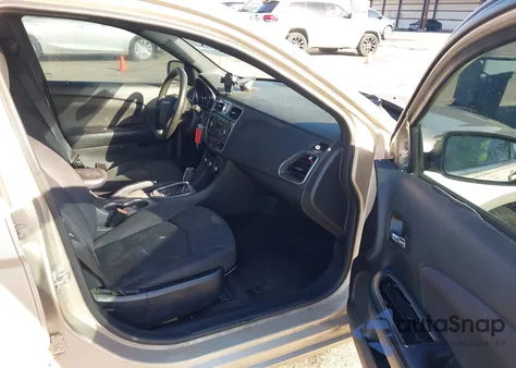 2014 Chrysler 200 Lx z USA, uszkodzony, nr VIN 1C3CCBAB8EN146712